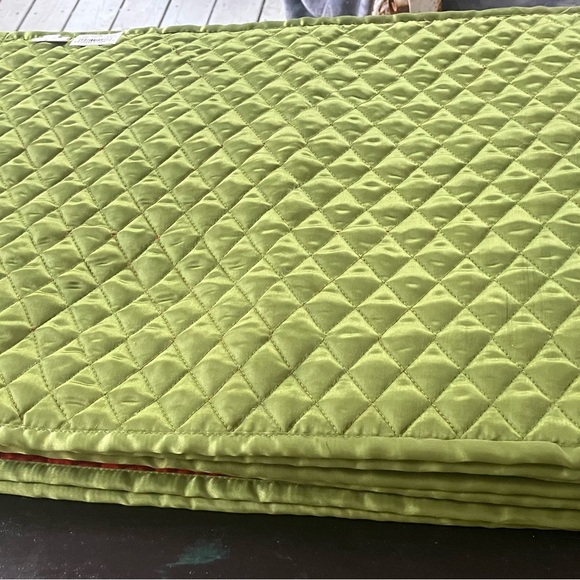 Seven beautiful red & green quilted satin placemats. - Picture 3 of 3